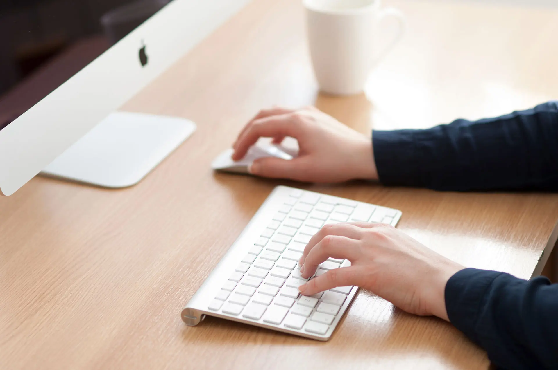 JavaScript: mostrare o nascondere un header durante lo scroll senza usare jQuery