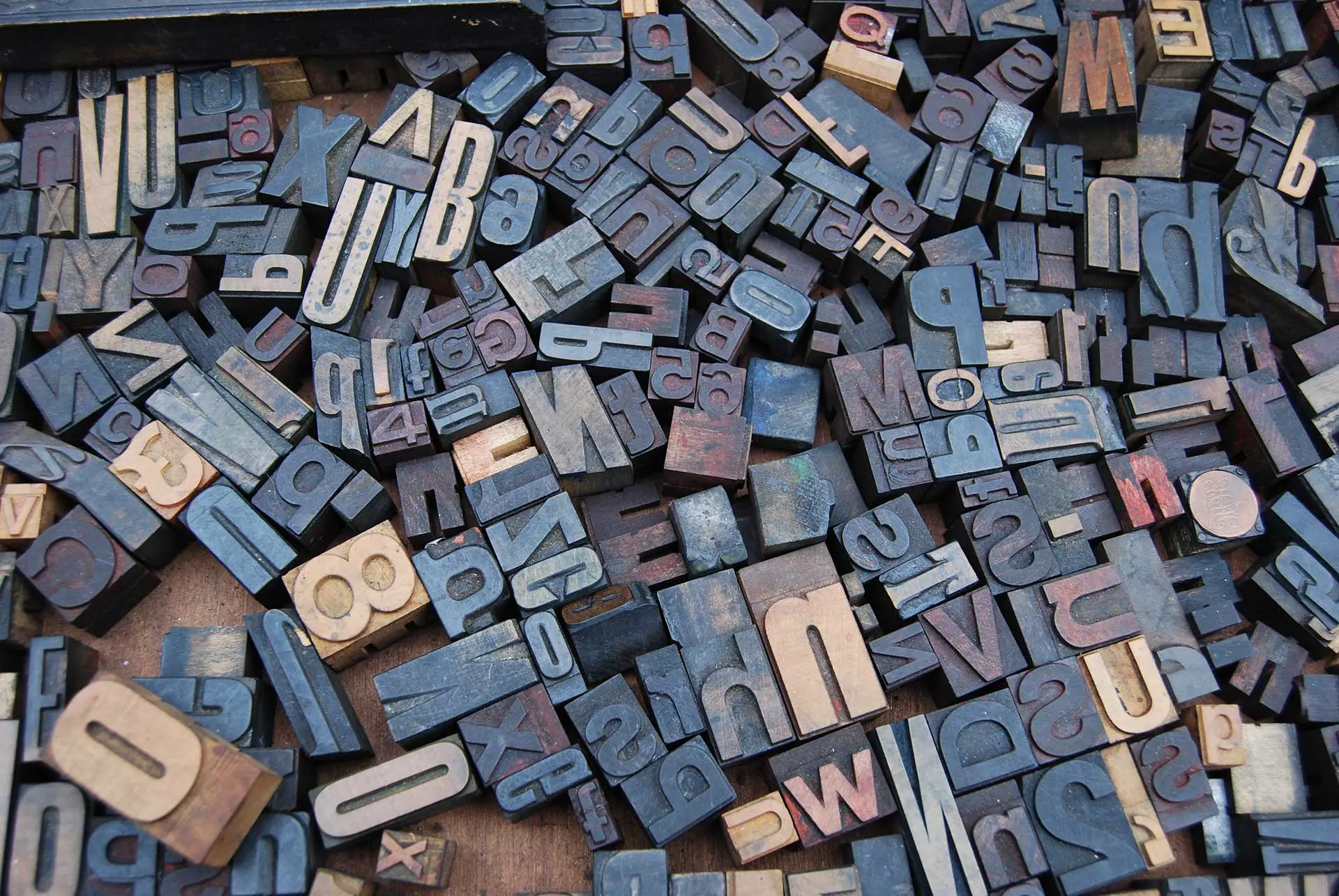 JavaScript: rendere la prima lettera di una stringa alfabetica in maiuscolo